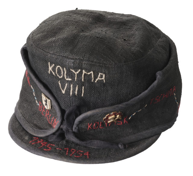 Schirmmütze eines deutschen Soldaten, der 1945 in Berlin in russische Kriegsgefangenschaft geriet. Die von ihm auf die Mütze gestickten Namen sind diejenigen der Lager, in denen er zwischen Berlin und der Kolyma in Ostsibirien interniert war. Le Mémorial de Caen. Foto : Laténium, Lionel Wettstein